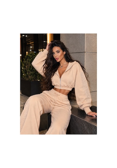 Butik İstanbul Kadın Taş Baskı Detaylı Fermuarlı Crop Sweatshirt Ve Geniş Paça Eşofman Takımı Bej Butik İstanbul Kadın Taş Baskı Detaylı Fermuarlı Crop Sweatshirt Ve Geniş Paça Eşofman Takımı Bej