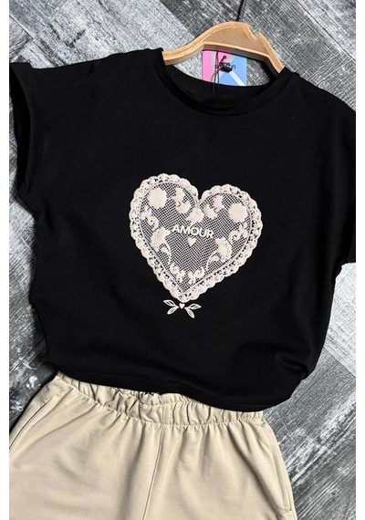 Riccotarz Kız Çocuk Göğsünde Dantel İşleme Kalp Detaylı Siyah T-shirt Beli Lastikli Şortlu Takım Riccotarz Kız Çocuk Göğsünde Dantel İşleme Kalp Detaylı Siyah T-shirt Beli Lastikli Şortlu Takım