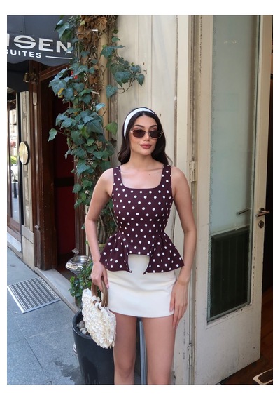 Kechi Woman Double Kumaş Puantiyeli Kare Yaka Volanlı Crop Kahverengi