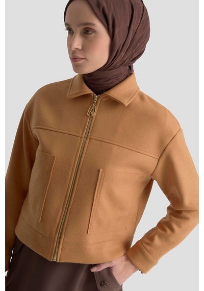 Armine Trend Boydan Fermuarlı Cep Detaylı Kısa Ceket Camel 25kt517