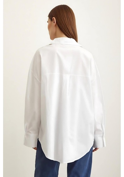 Kadın Beyaz Oversize Omuz İşlemeli Gömlek