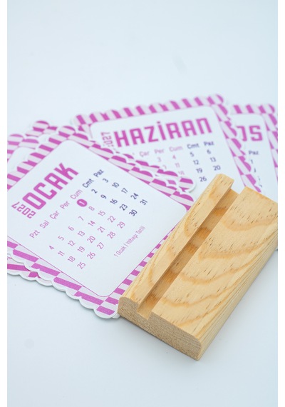 Ahşap Standlı Dalgalı Kesim Pembe Dama Tasarımlı 2027 Masaüstü Takvimi 8,5x9,5 Cm - Estetik Yeni Yıl Hediyesi Çok Renkli