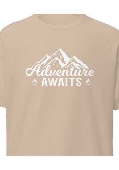 Wildstyle Adventure Awaits Dağ Macera Temalı Baskılı Unisex Bisiklet Yaka Pamuklu Tişört Camel