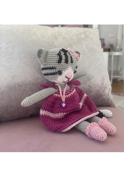 Elbiseli Gri Pisicik Amigurumi Kedi 26 Cm 001