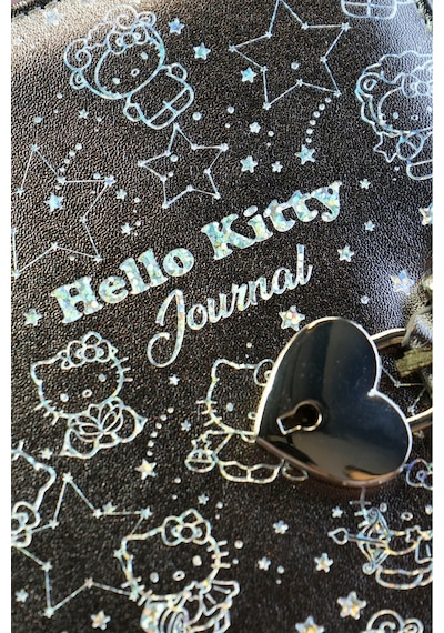 Victoria's Journals Hello Kitty Hush Hush Kilitli Çizgili Defter – 160 Yaprak, Kutulu, Özel Tasarım