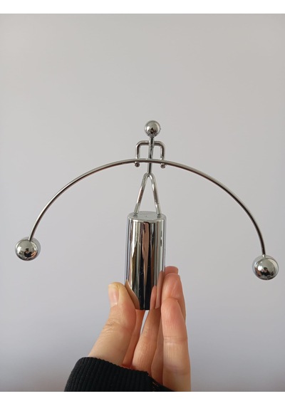 Stres Giderici Metal Halter Denge Adam - Dekoratif Masaüstü Salınım Aksesuarı Gümüş