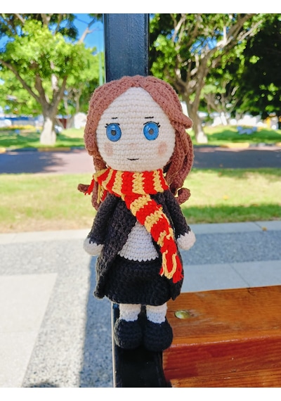 Okulun Cübbeli Cadısı Amigurumi Örgü Oyuncak - Film Karakteri Hediyelik Figür 21 Cm