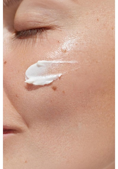 Elizabeth Arden Eight Hour Sun Defense Yüksek Koruyucu Yüz Güneş Kremi SPF 50 PA+++ 50 ML