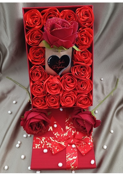 İnci Mode İyiki Doğdun 18+1 Çiçekli Kutu Hediyelik Çiçek Kutusu Kırmızı