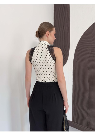 Verymoda Puantiyeli Balıkcı Yaka Sıfır Kol Dantel Detaylı Bluz D3014 Krem