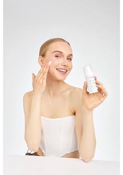 Veela Matlaştırıcı Güneş Kremi Spf 50+ Yağlı Ve Karma Ciltler İçin, Mavi Işık Koruması, Sebum Kontrollü, Uva/uvb Koruma, 50ml
