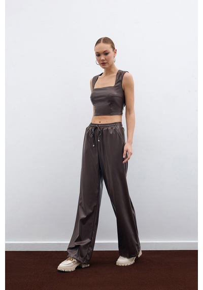 Sateen Kare Yaka Deri Crop Bluz - Koyu Kahve Sateen Kare Yaka Deri Crop Bluz - Koyu Kahve