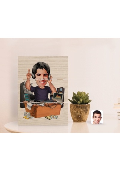 Kişiye Özel Erkek Radyocu Karikatürlü Otantik Masaüstü Ahşap Pale