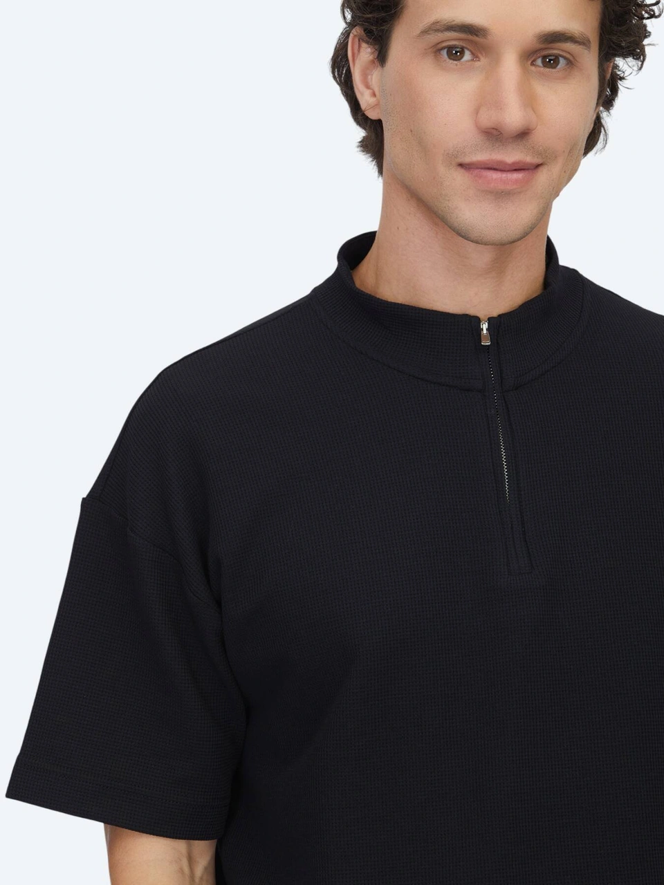 Kip Siyah Desenli Dik Yaka T-shirt Siyah