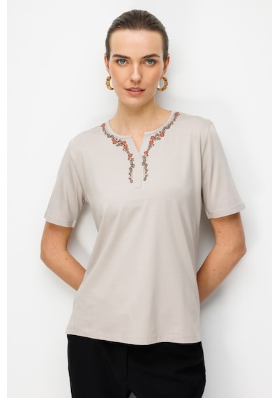Kadın Açma Yaka Yakası Çiçek Nakışlı Penye T-shirt Bej Bej