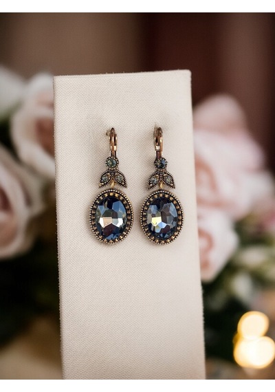 Kristal Taşlı Oval Kesim Sallantılı Küpe Gri