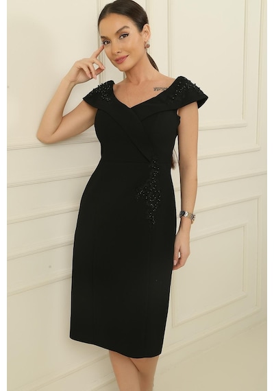By Saygı Madonna Yaka Aplikli Astarlı Krep Elbise-35916-siyah