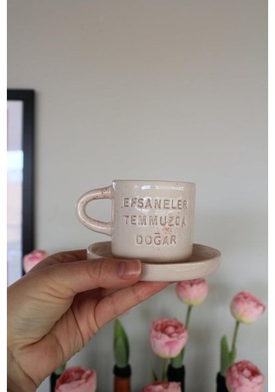 Seramik Kahve Fincanı Tabağı Seti, Efsaneler Temmuzda Doğar Yazılı, Krem Renk, El Yapımı Tasarım Çok Renkli
