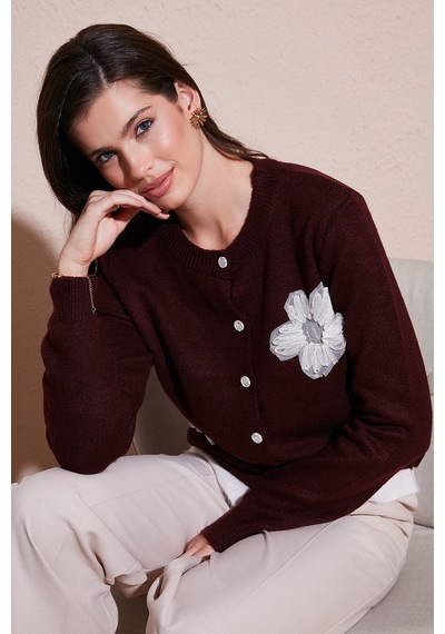 Lela Premium Tül Çiçek Detaylı Regular Fit Bisiklet Yaka Düğmeli Triko Bayan Hırka 680Hi002421 Bordo