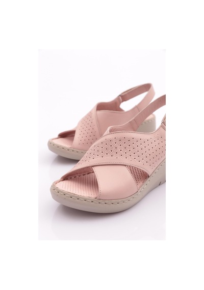 Dgn 1000 Kadin Delikli Kalin Topuk Sandalet 1000-2495-R1398 Pudra