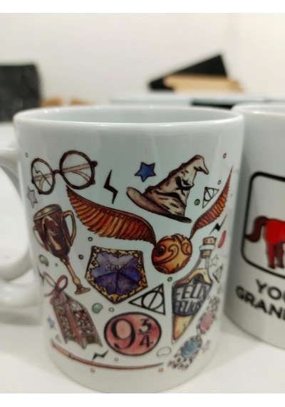 Büyücü Okulu Temalı Kupa - Fantastik Dünya Seramik Bardak Kitap Sever Hediyesi 325ml Beyaz - Çok Renkli