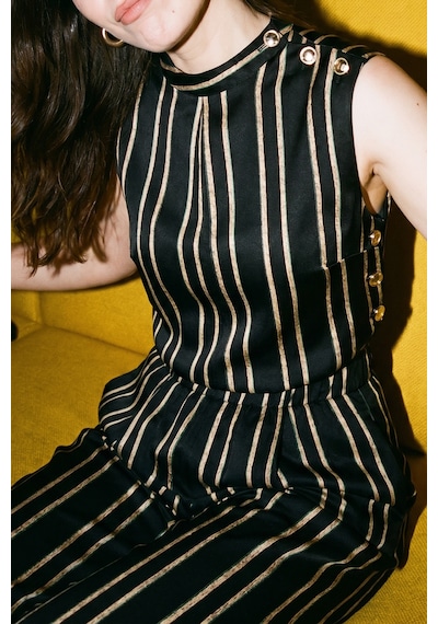 Fashion Cocktail Akıcı Kumaşlı Altın Düğmeli Apoletli Çizgili Bel Lastikli Pantolon Kolsuz Boyunlu Dökümlü Mat Saten Crop Top Takım Set Lacivert Fashion Cocktail Akıcı Kumaşlı Altın Düğmeli Apoletli Çizgili Bel Lastikli Pantolon Kolsuz Boyunlu Dökümlü Mat Saten Crop Top Takım Set Lacivert