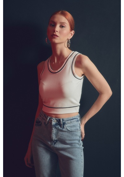 Fullamoda Şeritli Fitilli Altı Lastikli Crop Body- Beyaz 24YGB7220202739-Beyaz