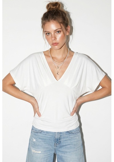 Kadın Vücuda Oturan Büzgülü Drape Detaylı V Yaka Yarasa Kol Bluz Öb261047 60286353 - Beyaz Kadın Vücuda Oturan Büzgülü Drape Detaylı V Yaka Yarasa Kol Bluz Öb261047 60286353 - Beyaz