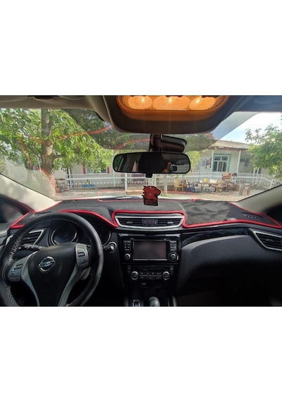 2015+ Modellerine Uygun Nissan Qashqai Torpido Koruma Halısı Siyah Kenar Renk Kırmızı