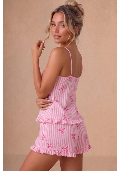 Bella Notte Pembe %100 Pamuklu Çizgili Fiyonk Detaylı Askılı Şortlu Pijama Takımı Bella Notte Pembe %100 Pamuklu Çizgili Fiyonk Detaylı Askılı Şortlu Pijama Takımı