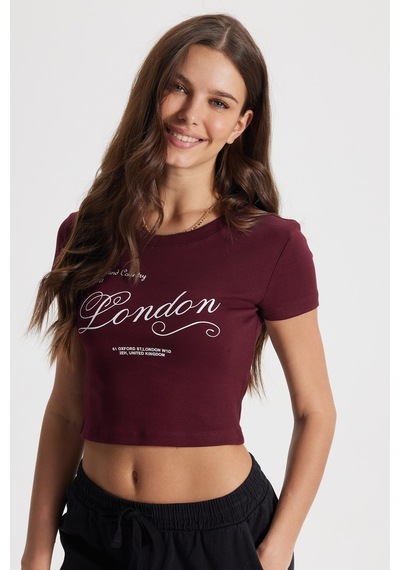 Tudors Kadın Slim Fit Dar Kesim %100 Pamuk Bisiklet Yaka Kısa Kollu Baskılı Bordo Crop Tişört-50533