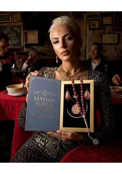 Özel Tasarım Kitap Kutulu Kadın Bakır Takı Seti Ve Tesbih Kombini - Kolye Küpe Bileklik Yüzük 5 Parça Otantik Şık Hediyelik - Doğum Günü Yıl Dönümü Anneler Günü Kadınlara Özel Gösterişli Hediye - N-00058 Özel Tasarım Kitap Kutulu Kadın Bakır Takı Seti Ve Tesbih Kombini - Kolye Küpe Bileklik Yüzük 5 Parça Otantik Şık Hediyelik - Doğum Günü Yıl Dönümü Anneler Günü Kadınlara Özel Gösterişli Hediye - N-00058