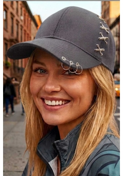Uniquetrenders Kadın Piercing Halkalı Çapraz Metal Detaylı Özel Tasarım Baseball Cap Streetwear Şapka Füme