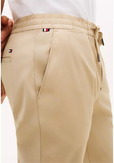 Tommy Hilfiger Erkek Normal Kalıp Pamuklu Beli Lastikli Düz Paça Chino Bej Pantolon-16074 Kahverengi Tommy Hilfiger Erkek Normal Kalıp Pamuklu Beli Lastikli Düz Paça Chino Bej Pantolon-16074 Kahverengi