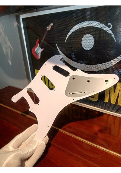 Elektro Gitar Pickguard Beyaz 11 Delik S/s/s Konfigürasyon 4-ply Tortoise Shell Strat Pickguard