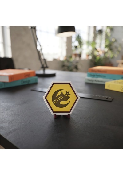 Modern Çizgilerle Hazırlanmış Göktürkçe Türk Yazısı Kurt Ve Ay Yıldız Masaüstü Dekoratif Obje Anlamlı Hediye 10x10 Cm, Sarı