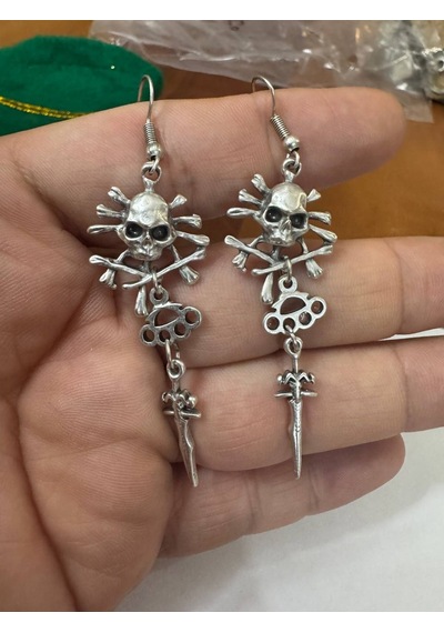 Kafatası Ve Sivri Figür Detaylı Sallantılı Metal Küpe Çok Parçalı Tasarım Çok Renkli