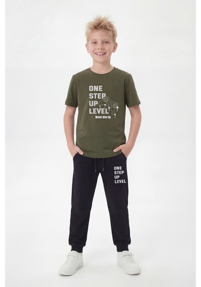 Fyk Kids Yuvarlak Yaka Tişörtlü Uzun Eşofman Altlı Baskı Detaylı Erkek Çocuk Alt Üst Takım Haki Fyk Kids Yuvarlak Yaka Tişörtlü Uzun Eşofman Altlı Baskı Detaylı Erkek Çocuk Alt Üst Takım Haki