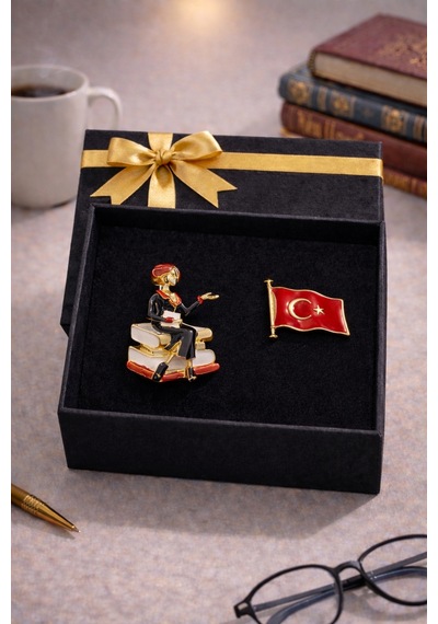 Öğretmen Temalı Broş Seti Kitaplı Kadın, Ay Yıldız Ve Bayrak Rozet Seti Anlamlı Hediye Kutusu 4 Renkli