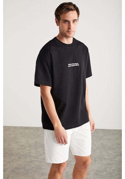 Grimelange RICO Erkek %100 Pamuklu Önü Ve Arkası Baskılı Bisiklet Yaka Kısa Kollu Oversize Siyah T-Shirt Grimelange RICO Erkek %100 Pamuklu Önü Ve Arkası Baskılı Bisiklet Yaka Kısa Kollu Oversize Siyah T-Shirt