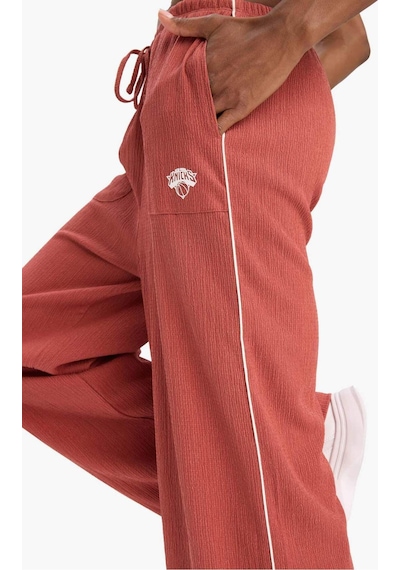 DeFactoFit NBA New York Knicks Wide Leg Cepli Geniş Paça Standart Boy Krinkıl İnce Sporcu Pantolon D8805AX25SPBR480