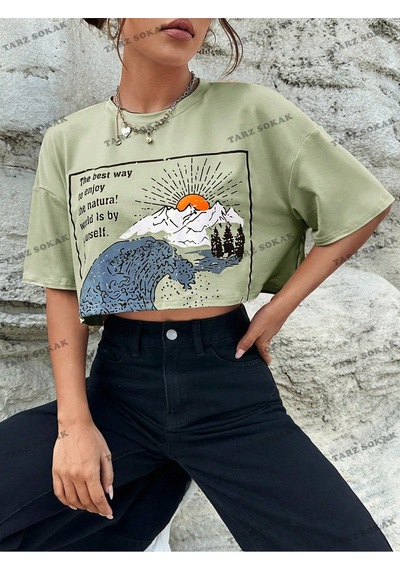 Flood Of Style Crop Ckod-232913 Dalgalı Ve Sloganlı Grafik Düşük Omuz Kısa Nane Yeşili