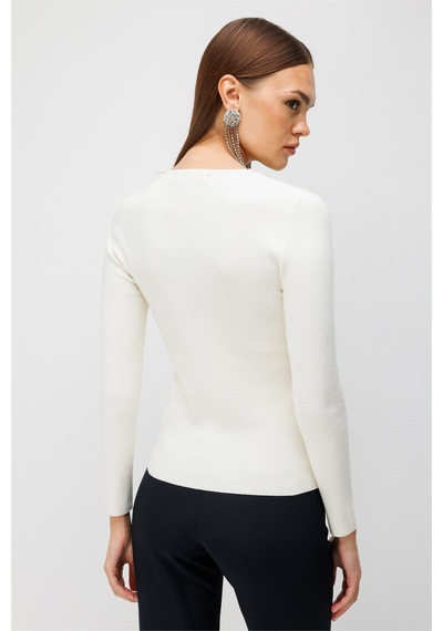 On Kadın Pencere Detaylı Taşlı Triko Kazak Beyaz