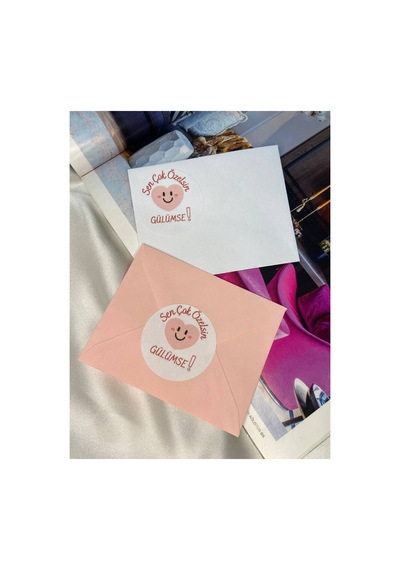 Pembe Kalpli Gülen Emoji Etiketi Sen Çok Özelsin Renkli Yuvarlak Mat Sticker 4 Cm 40 Adet Çok Renkli