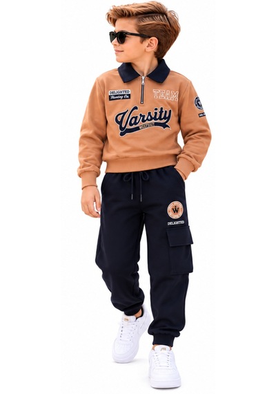 İrem Erkek Çocuk Varsity Yazılı Fermuar Polo Yakalı Kargo Cep Eşofmanlı Kahverengi Renk Eşofman Takımı Açık Kahverengi İrem Erkek Çocuk Varsity Yazılı Fermuar Polo Yakalı Kargo Cep Eşofmanlı Kahverengi Renk Eşofman Takımı Açık Kahverengi