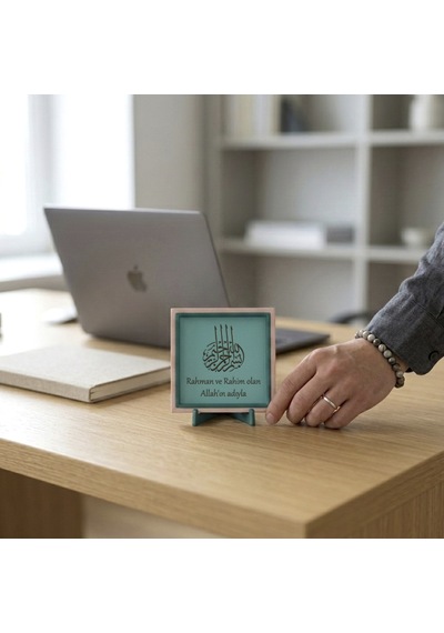 Besmele Yazılı Şık Dekoratif Hediyelik Obje, Manevi Değeri Yüksek Modern Masaüstü Aksesuarı 10x10 Cm