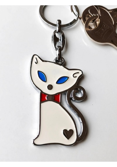 Moncuk Design Mavi Gözlü Kırmızı Papyonlu Beyaz Kedi Metal Anahtarlık