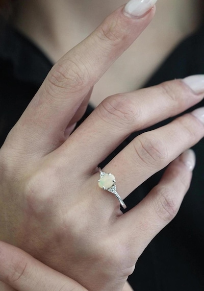 Opal Oval Tektaş Pırlanta Yüzük Beyaz