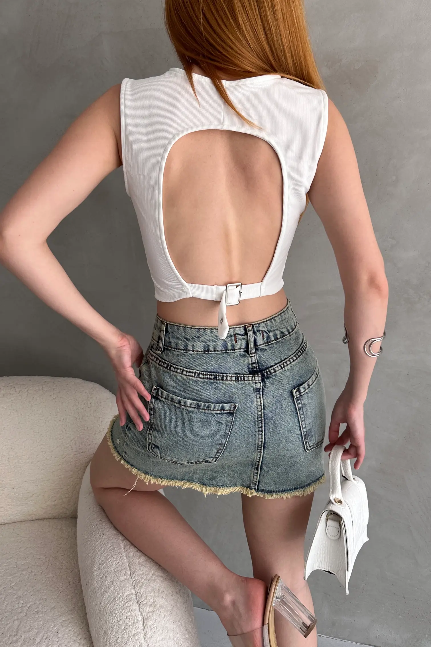 Nido Sırtı Kemer Detaylı Kaşkorse Crop Bluz Beyaz