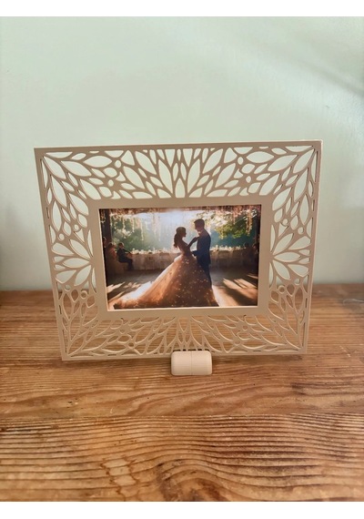 Buradabulabilirsin 3d Baskı Yaprak Desenli Masaüstü Fotoğraf Çerçevesi Oyma Çiçek Desenli Düğün Ve Masa Numarası Çerçevesi Bej Bbz